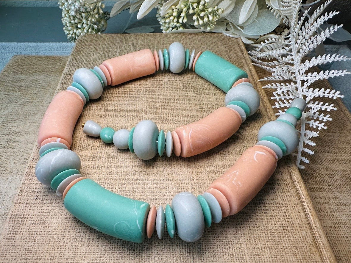 Vintage Beach Choker, 1980s Muted Pastel Chunky Beaded Necklace in Peach and Mint