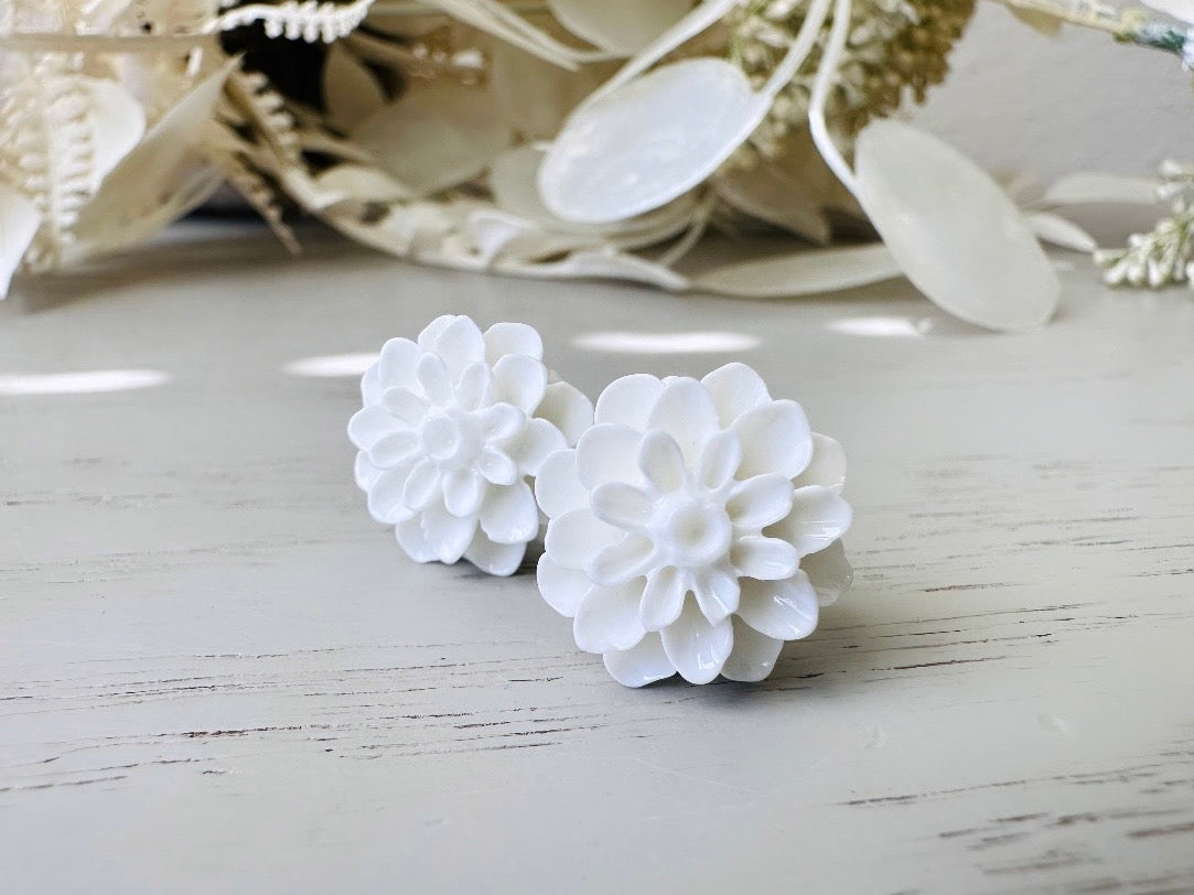 White Flower Earring, Flower Stud Earrings, Large Stud Earring, Dahlia Post Earrings, Chrysanthemum Stud, Big White Earrings, Resin Earring FSE1C