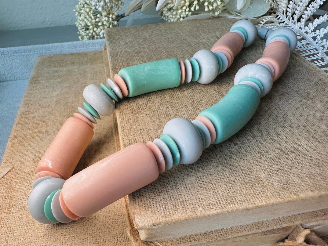 Vintage Beach Choker, 1980s Muted Pastel Chunky Beaded Necklace in Peach and Mint