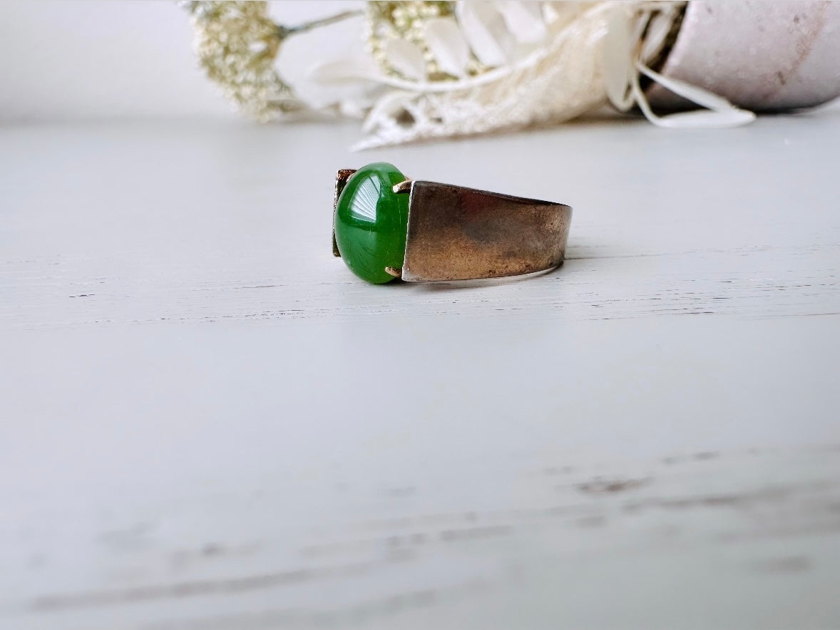 Simple Jade Ring, Vintage Green Stone Ring, Prong Set Oval Jade Stone Ring, Stacking Ring, Jade Green and Gold Classic Ring