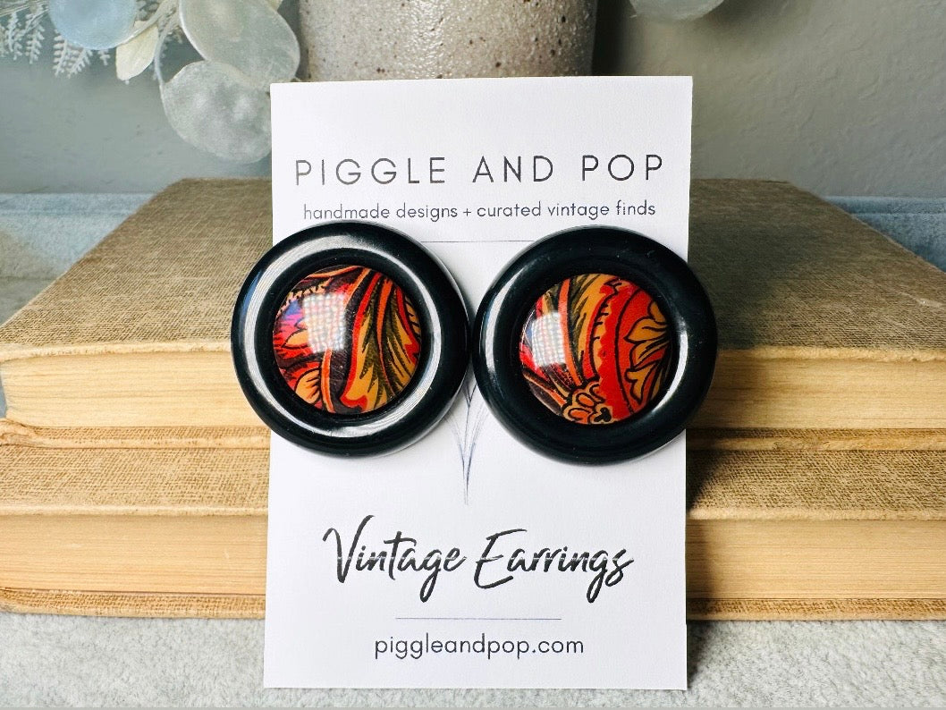 These big and bold 1980s acrylic earrings are so fun. Oversized circles with a solid black border and colorful mottled red and orange paisley printed center- pierced style. Great vintage condition- please see pics. More fun vintage pairs available!
Dimensions: about 1.25" diameter See additional pics for visual reference.