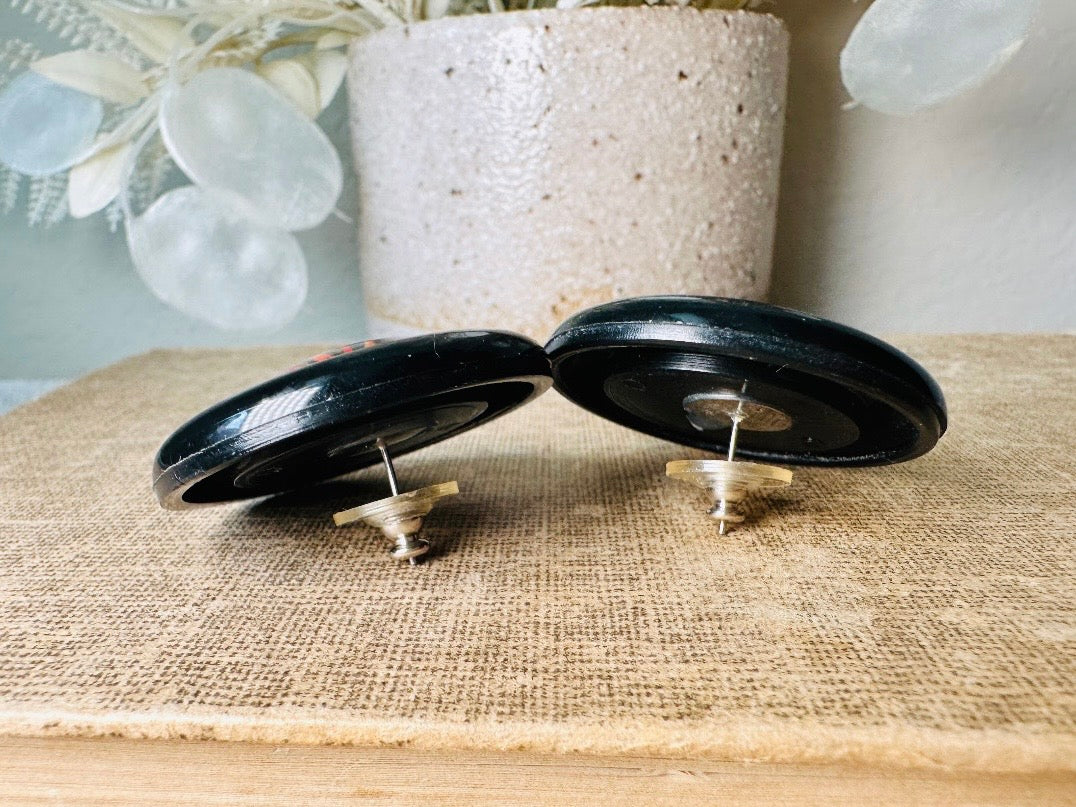 These big and bold 1980s acrylic earrings are so fun. Oversized circles with a solid black border and colorful mottled red and orange paisley printed center- pierced style. Great vintage condition- please see pics. More fun vintage pairs available!
Dimensions: about 1.25" diameter See additional pics for visual reference.