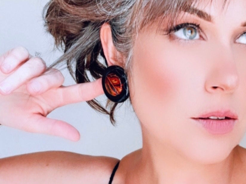 These big and bold 1980s acrylic earrings are so fun. Oversized circles with a solid black border and colorful mottled red and orange paisley printed center- pierced style. Great vintage condition- please see pics. More fun vintage pairs available!
Dimensions: about 1.25" diameter See additional pics for visual reference.