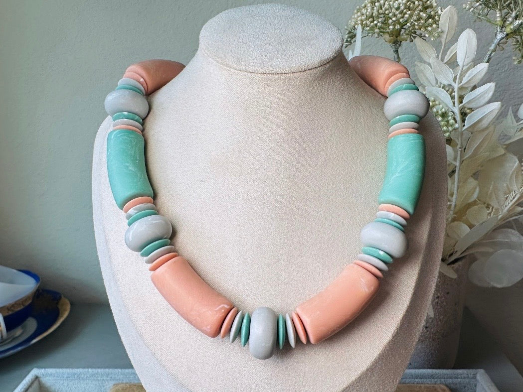 Vintage Beach Choker, 1980s Muted Pastel Chunky Beaded Necklace in Peach and Mint
