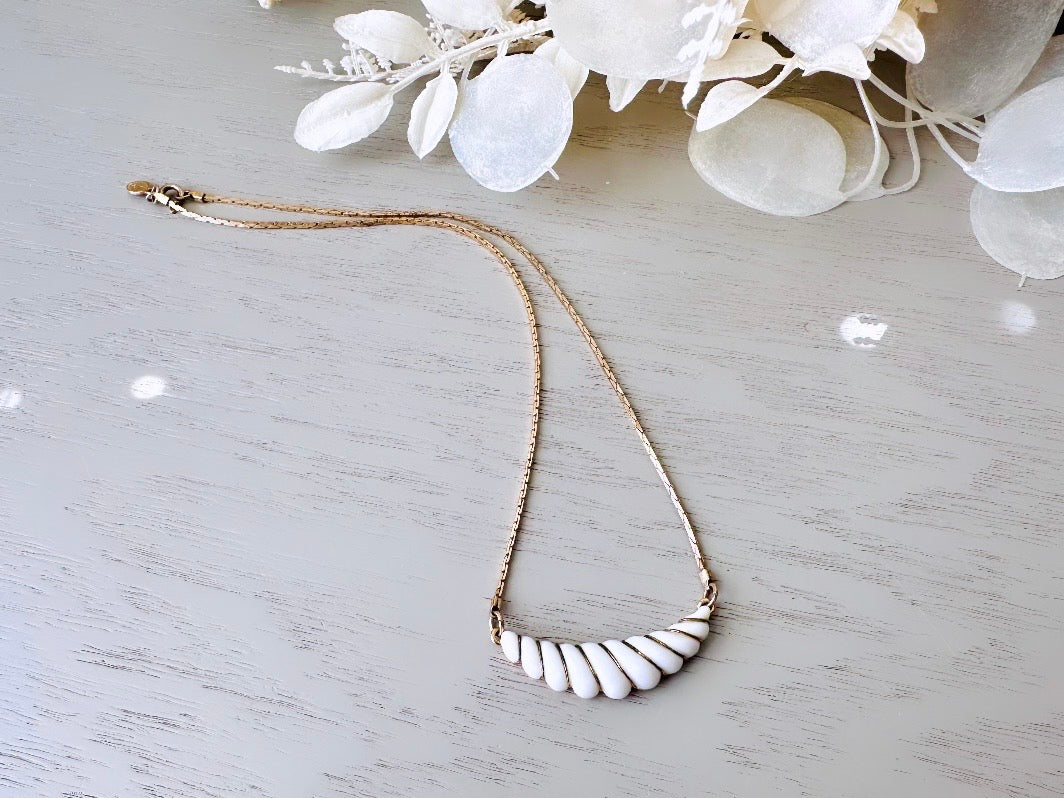 White Shell Necklace, 1981 Avon White Gatsby Necklace, Vintage Avon Necklace, Minimalist Pendant Dainty Gold Ethereal Mermaid Vibes