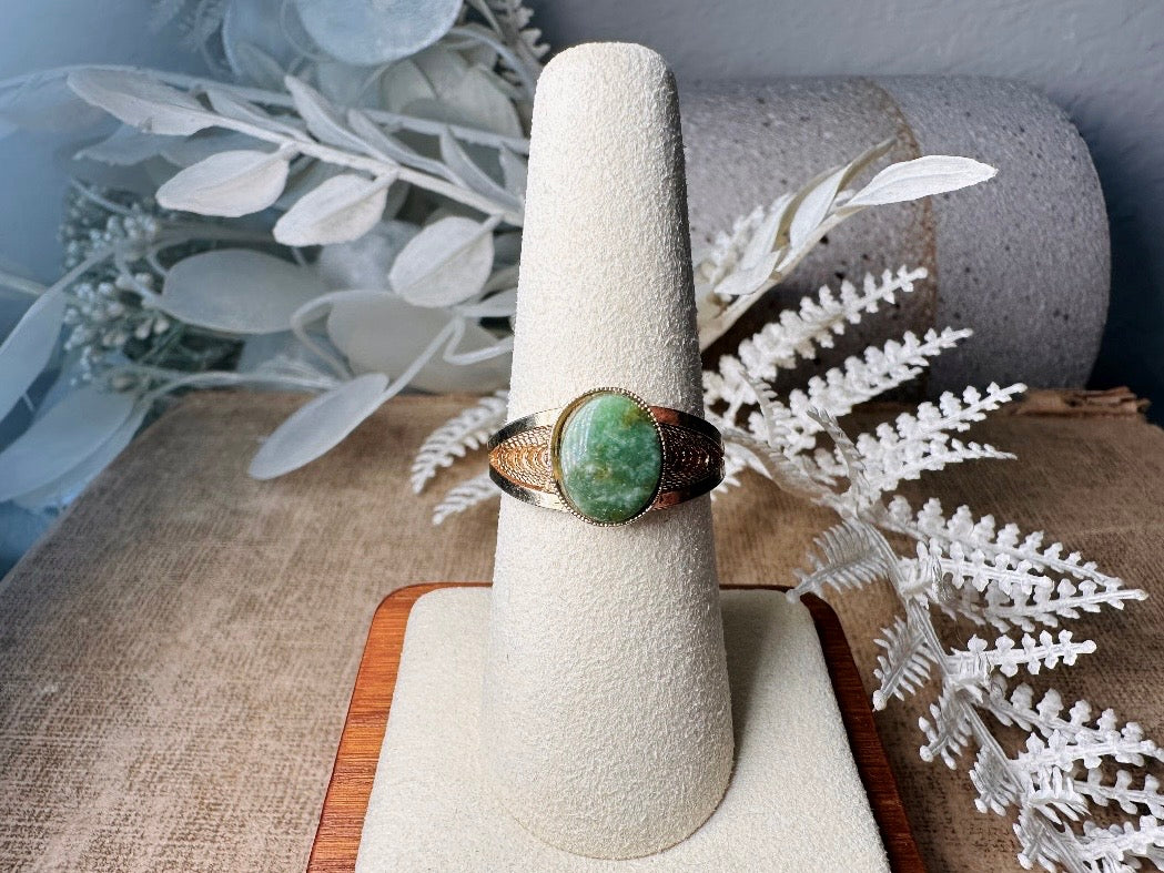 Vintage Green Stone Ring, Simple Stone Ring, Oval Jade Ring with Ornate Filigree Detail, Stacking Ring, Jade Green and Gold Classic Ring