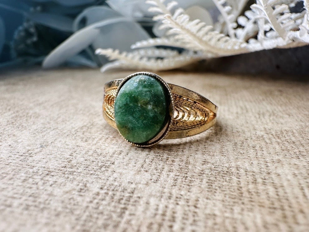 Vintage Green Stone Ring, Simple Stone Ring, Oval Jade Ring with Ornate Filigree Detail, Stacking Ring, Jade Green and Gold Classic Ring