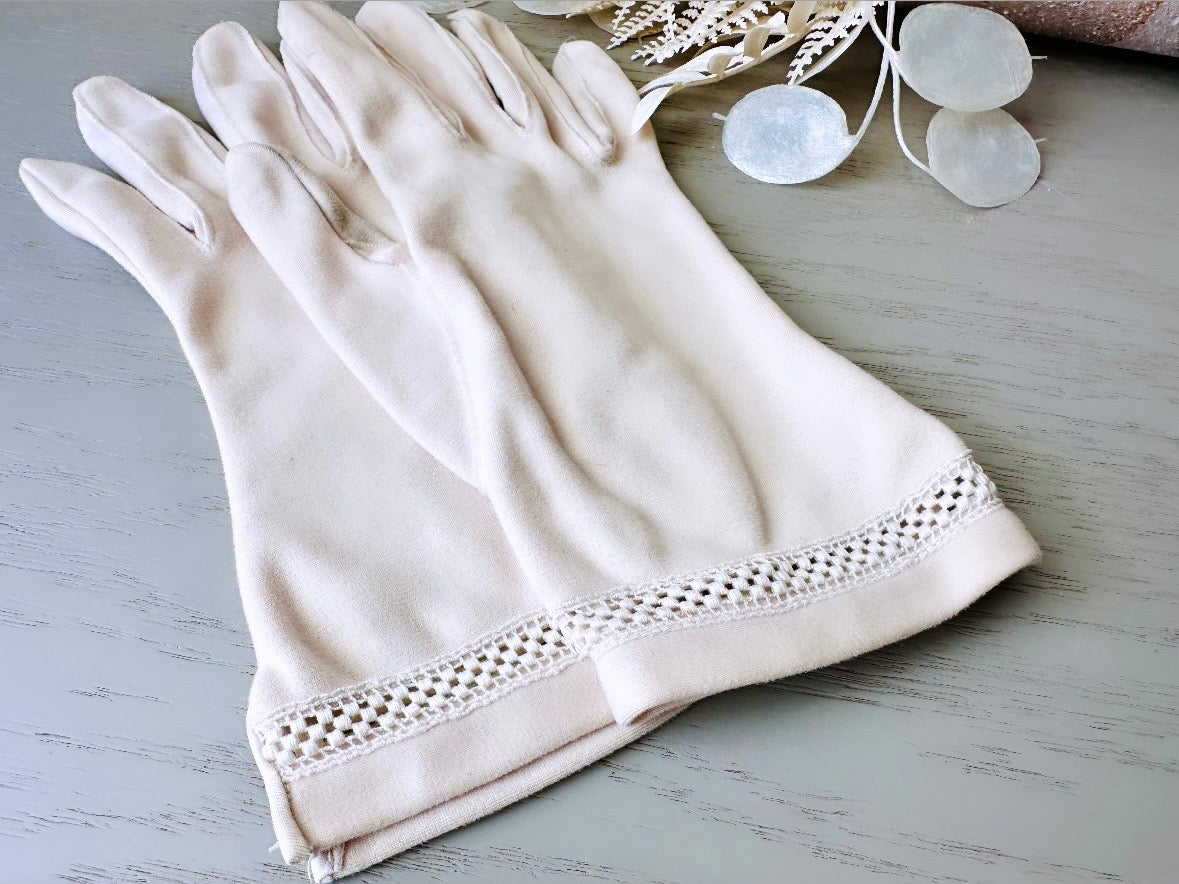 Cream Vintage Day Gloves w Embroidered Trim Original 50s Super Soft Romantic, Evening Gloves, Summer Wedding Party, Ladies Wrist Gloves