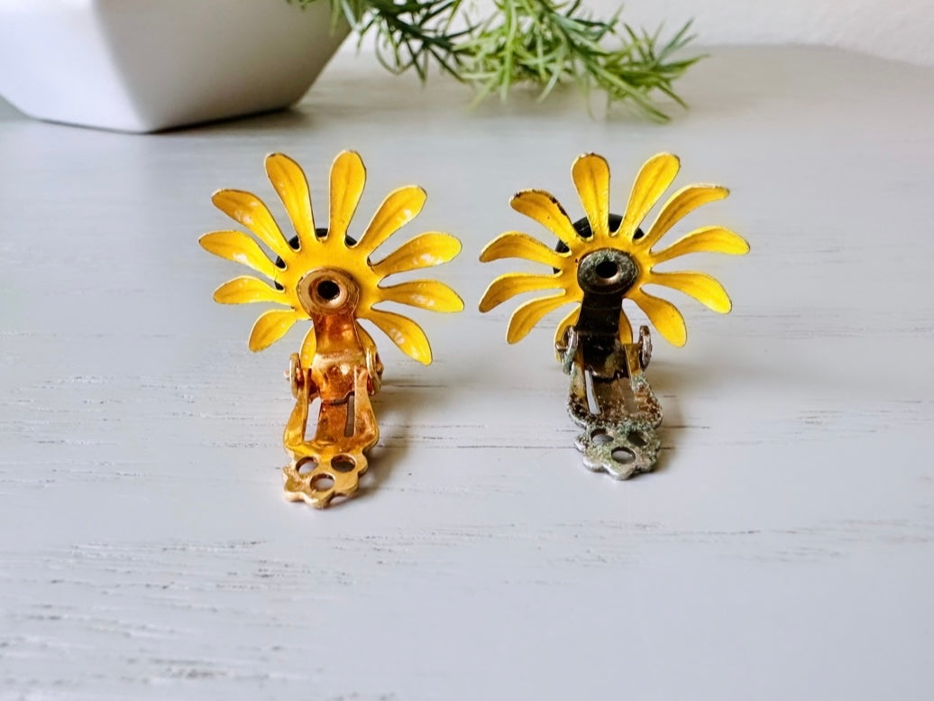 Cute Yellow Daisy Earrings, Vintage Flower Earrings, Enamel Clip-On Earring, Flower Power Mod Pop Retro Style, Small Vintage Metal Earrings