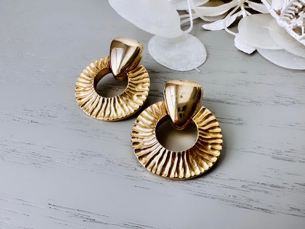 Gold 80s Door Knocker Earrings, Vintage Gold Hoop Earrings, Textured Brushed Gold Earrings, Pierces Medium Size 1980s Retro Fashion Earrings