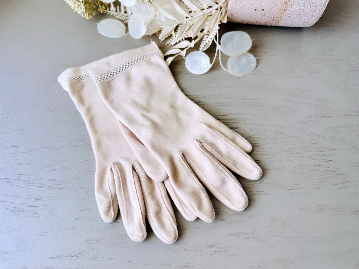 Cream Vintage Day Gloves w Embroidered Trim Original 50s Super Soft Romantic, Evening Gloves, Summer Wedding Party, Ladies Wrist Gloves