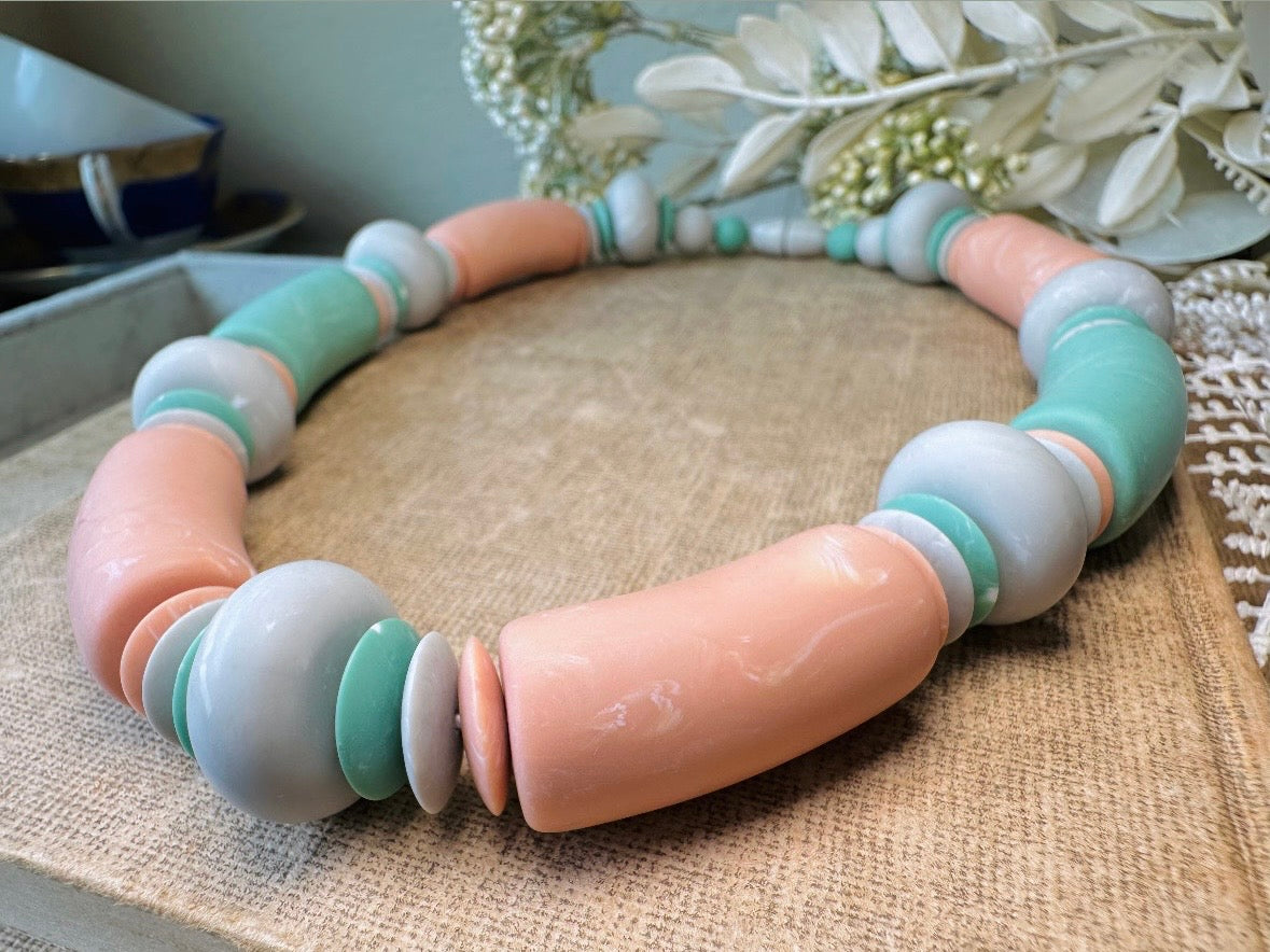 Vintage Beach Choker, 1980s Muted Pastel Chunky Beaded Necklace in Peach and Mint
