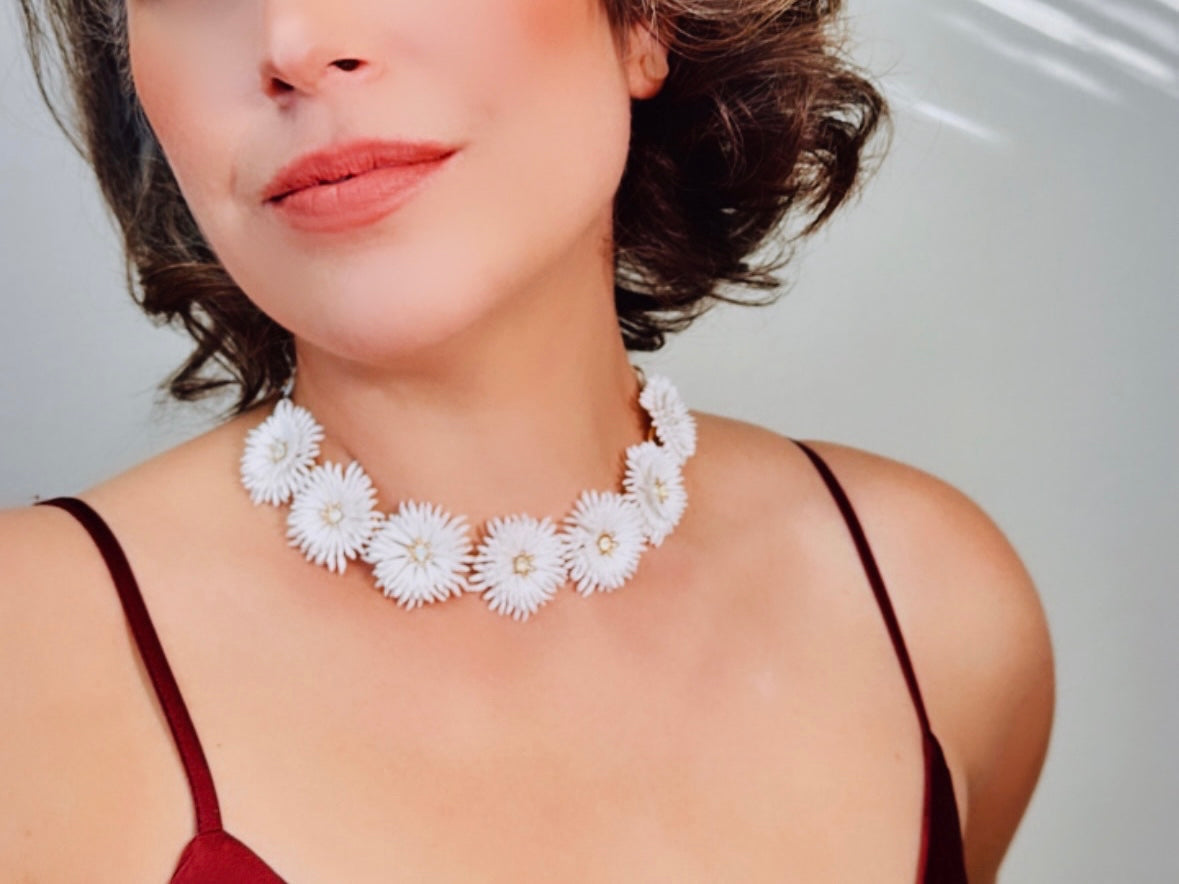 Flower Chain Choker, Vintage White Flower Choker Necklace, 1950s White Daisy Necklace Bohemian Flower Child Romantic VTG Necklace White Gold by Piggle and Pop