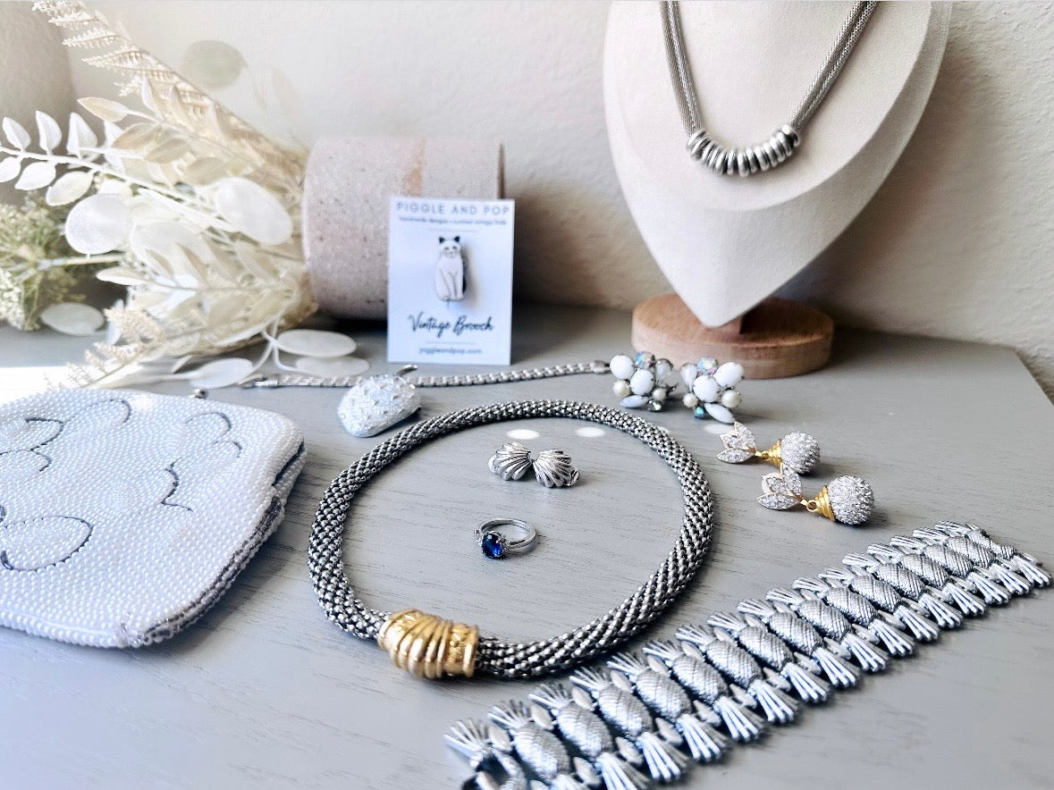 Vintage Pearl Charm Bracelet, Pretty Cream Faux Pearl & Gold Chain Bracelet, Vintage Gifts for Her 7” Long Beautiful White and Gold Bracelet