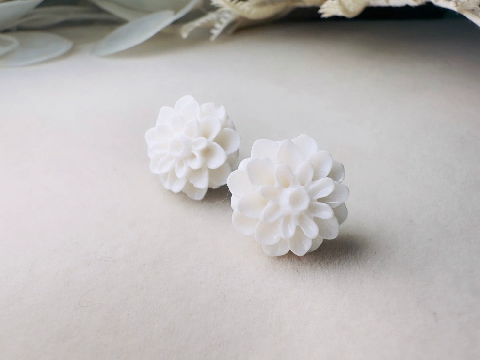 White Flower Earring, Flower Stud Earrings, Large Stud Earring, Dahlia Post Earrings, Chrysanthemum Stud, Big White Earrings, Resin Earring