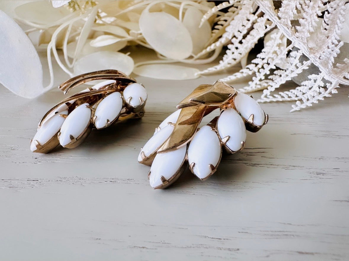 Vintage Milk Glass Marquise Earrings, Gold Leaf Chunky Clip On Earrings, 1960s Vintage Earrings, Dramatic Feather White Gold Bridal Look