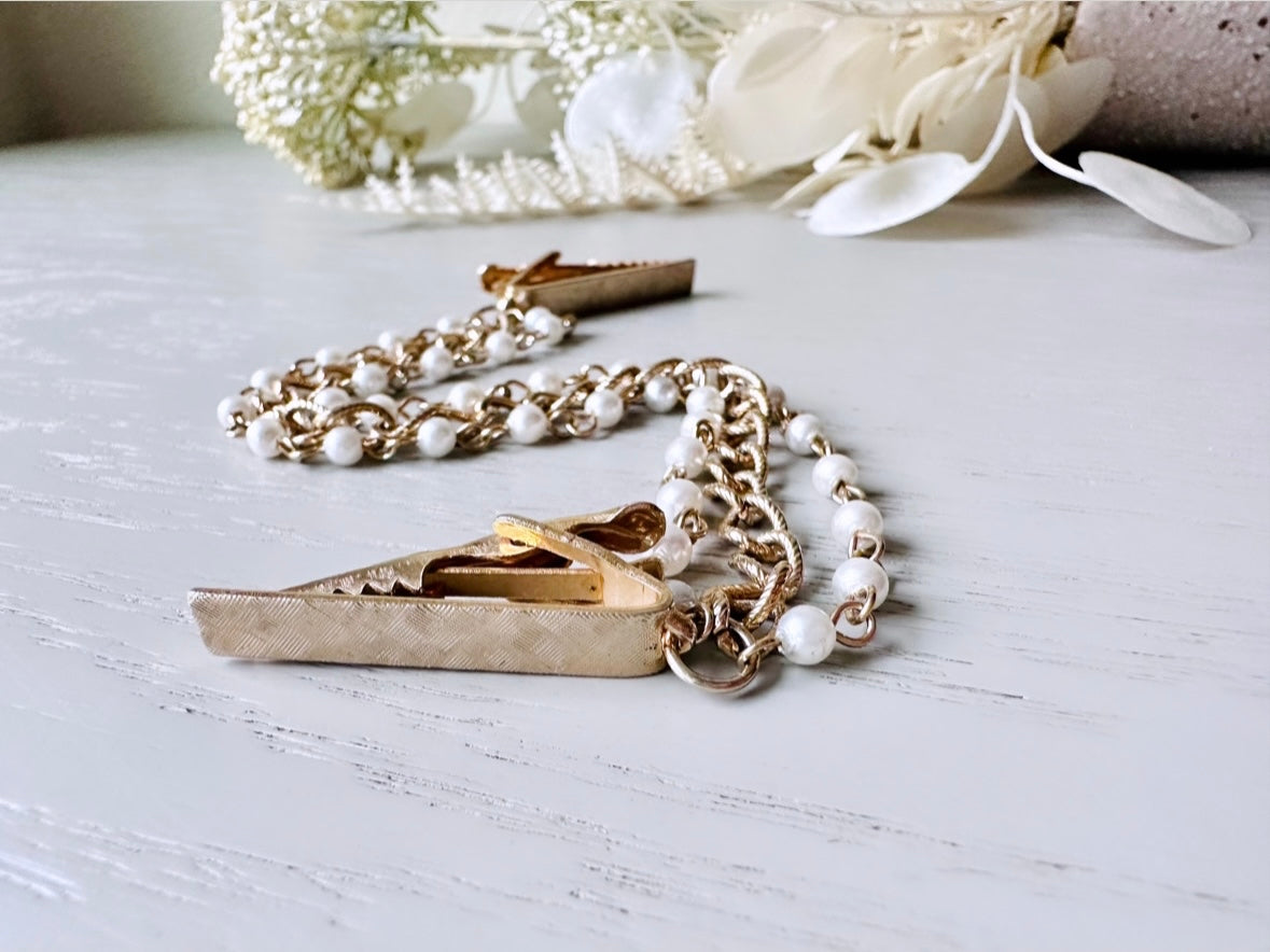 1950s Vintage Sweater Clips, Cream Pearl Gold Chain Sweater Guard, 50s Classic Vintage Accessories, Pretty Cardigan Cape Collar Chain Clips