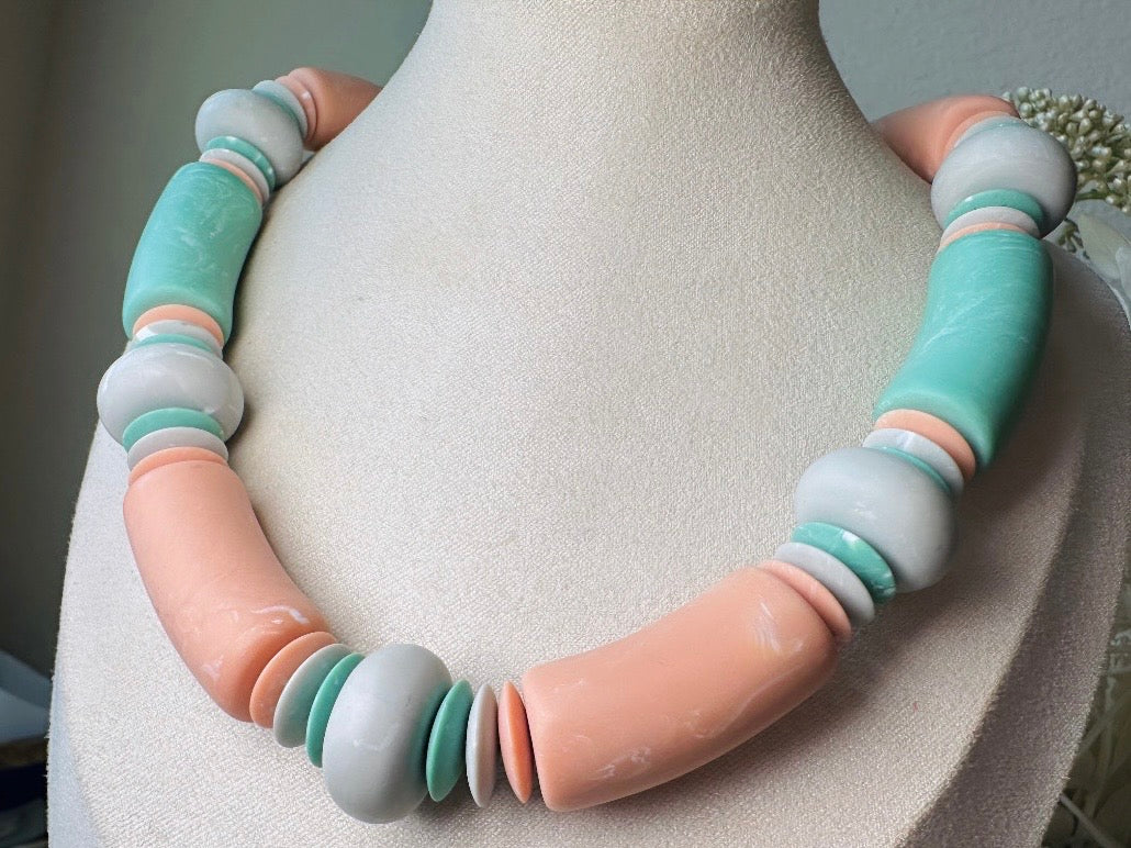 Vintage Beach Choker, 1980s Muted Pastel Chunky Beaded Necklace in Peach and Mint