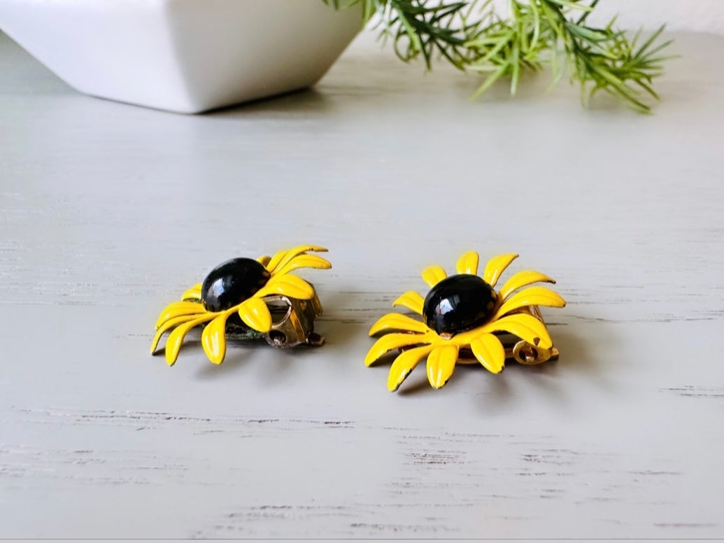 Cute Yellow Daisy Earrings, Vintage Flower Earrings, Enamel Clip-On Earring, Flower Power Mod Pop Retro Style, Small Vintage Metal Earrings