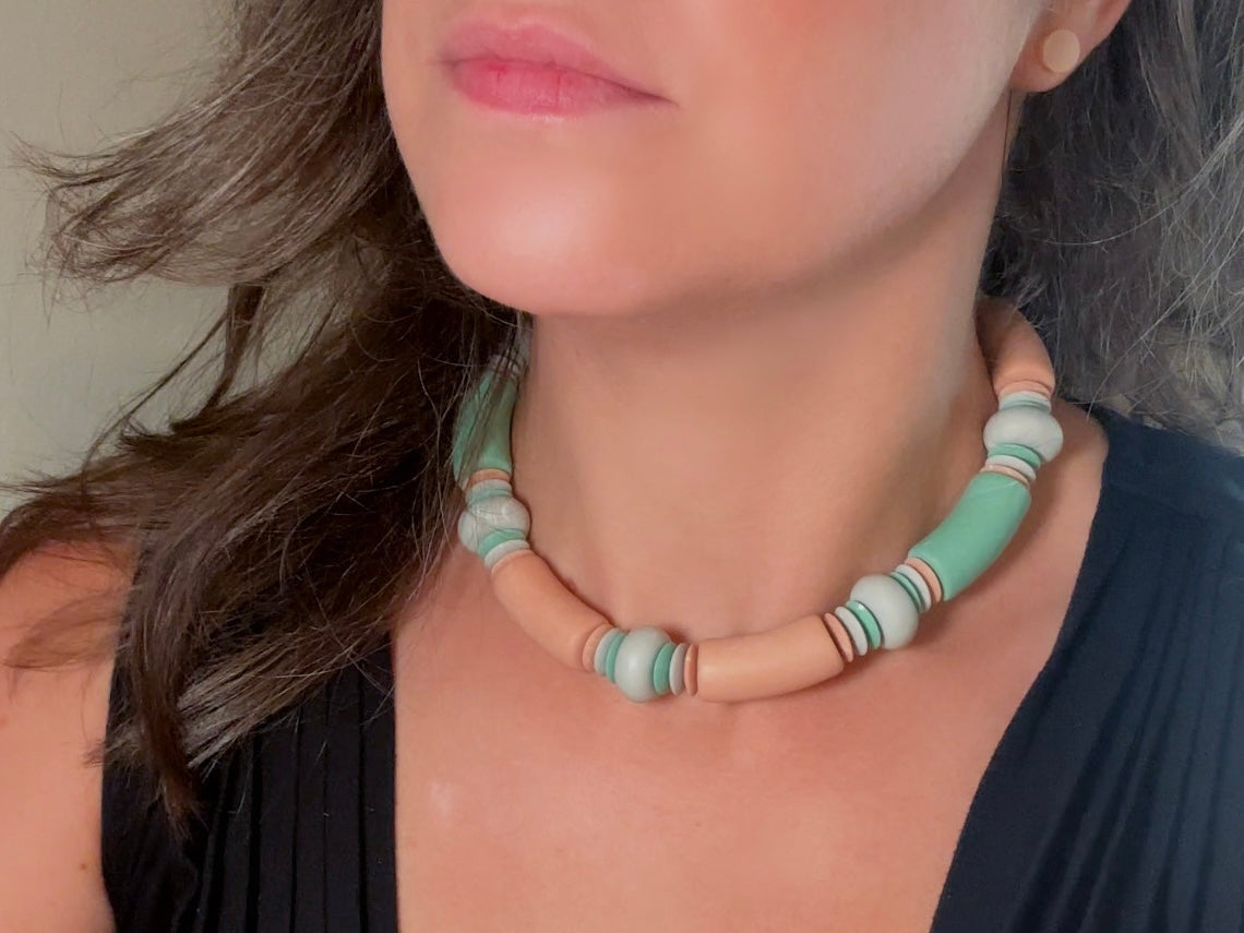 Vintage Beach Choker, 1980s Muted Pastel Chunky Beaded Necklace in Peach and Mint