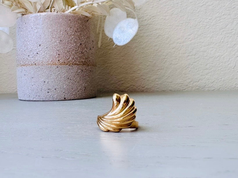 Vintage 1980s Gold Wave Ring, Sarah Coventry Ring, 1982 Feather Brite Collection, Shiny Gold Stackable Vintage Ring, Size 8 Fitted Ring