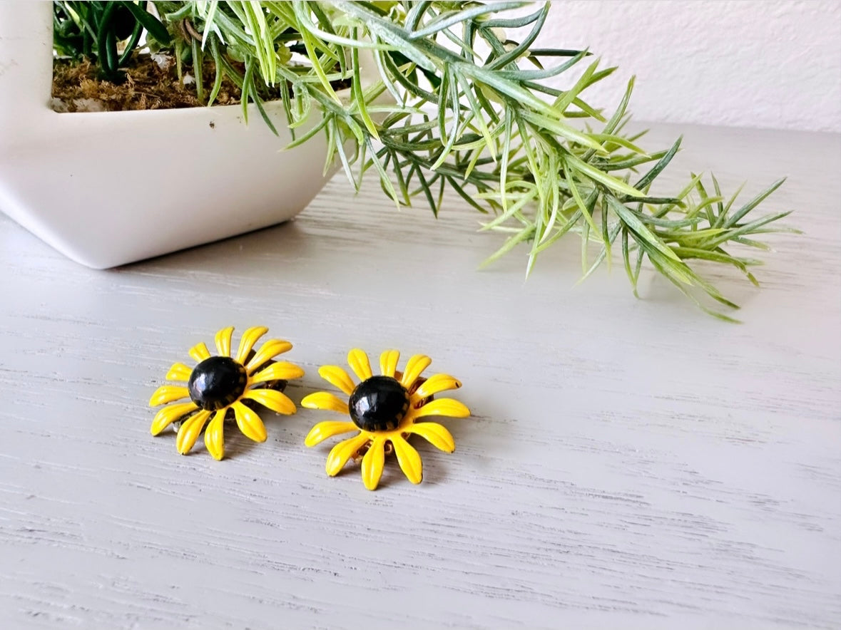 Cute Yellow Daisy Earrings, Vintage Flower Earrings, Enamel Clip-On Earring, Flower Power Mod Pop Retro Style, Small Vintage Metal Earrings