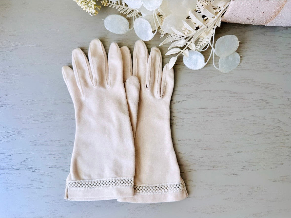 Cream Vintage Day Gloves w Embroidered Trim Original 50s Super Soft Romantic, Evening Gloves, Summer Wedding Party, Ladies Wrist Gloves