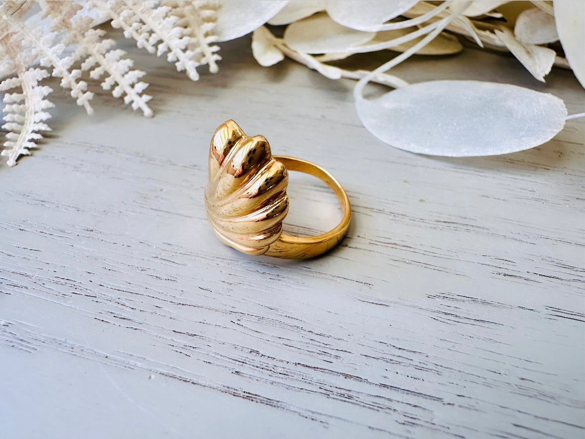 Vintage 1980s Gold Wave Ring, Sarah Coventry Ring, 1982 Feather Brite Collection, Shiny Gold Stackable Vintage Ring, Size 8 Fitted Ring