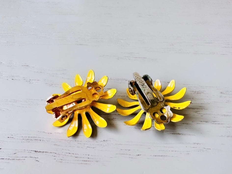 Cute Yellow Daisy Earrings, Vintage Flower Earrings, Enamel Clip-On Earring, Flower Power Mod Pop Retro Style, Small Vintage Metal Earrings