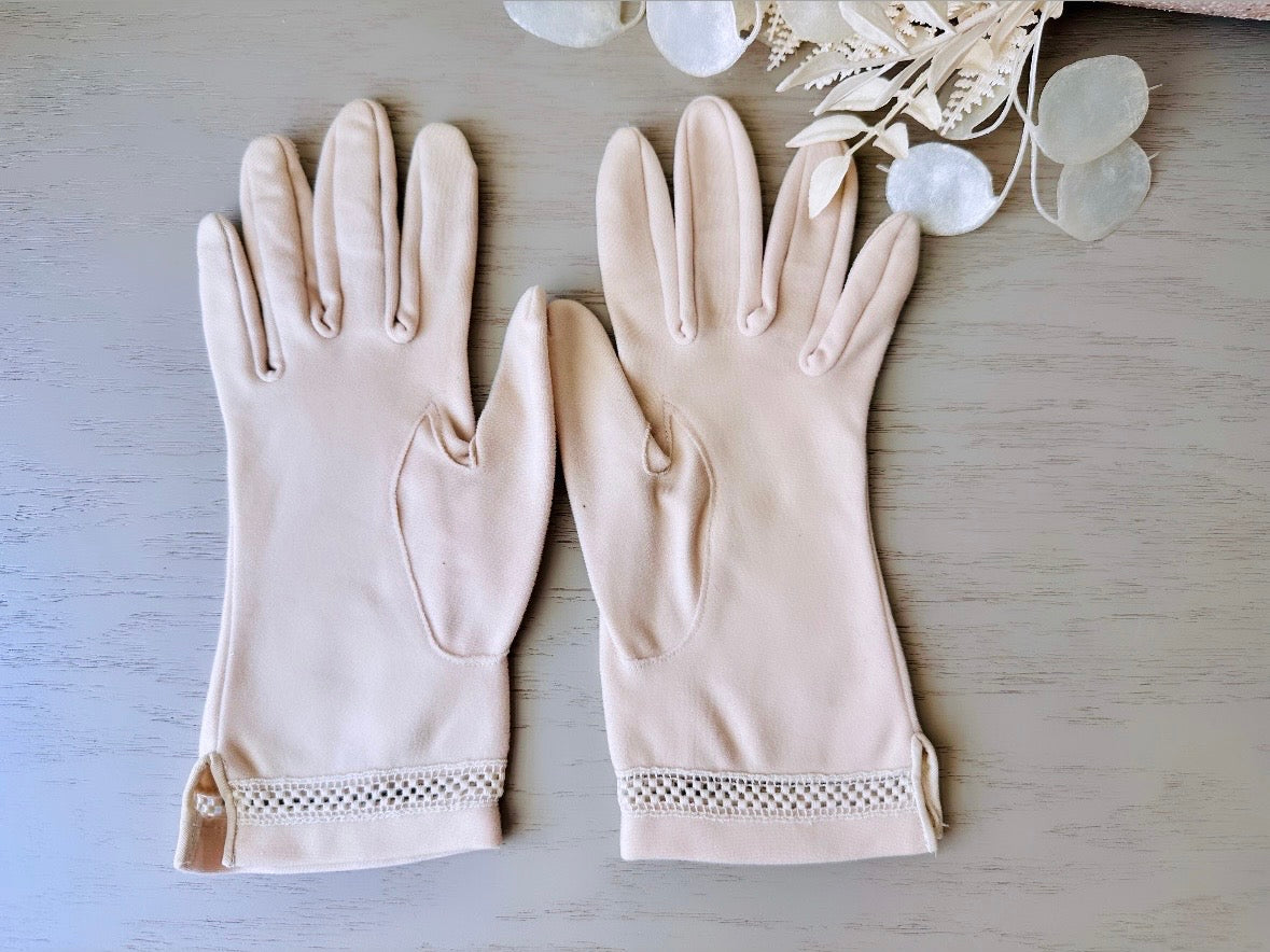 Cream Vintage Day Gloves w Embroidered Trim Original 50s Super Soft Romantic, Evening Gloves, Summer Wedding Party, Ladies Wrist Gloves