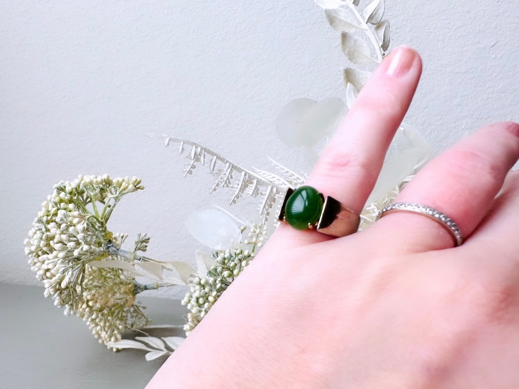 Simple Jade Ring, Vintage Green Stone Ring, Prong Set Oval Jade Stone Ring, Stacking Ring, Jade Green and Gold Classic Ring