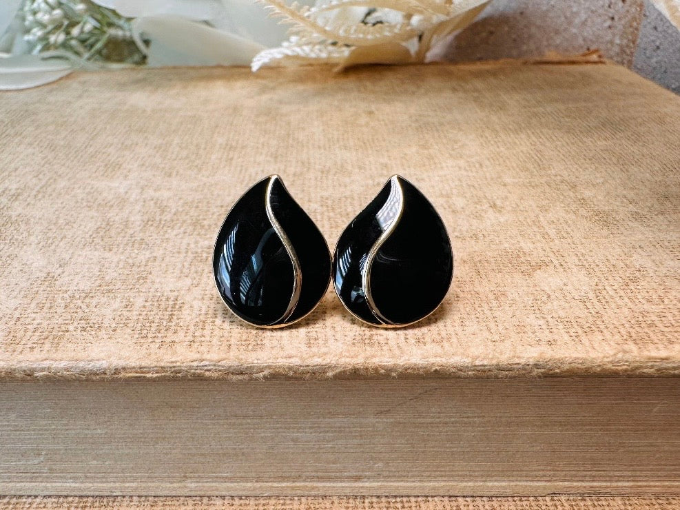 These black vintage teardrop earrings are an awesome pair of classic everyday earrings. Beautiful glossy black enamel with a gold curved stripe up the middle, these dainty teardrops are destined to become a favorite pair. These vintage post earrings are simple and elegant. Pierced style- in excellent vintage condition 1980s, please see pics.