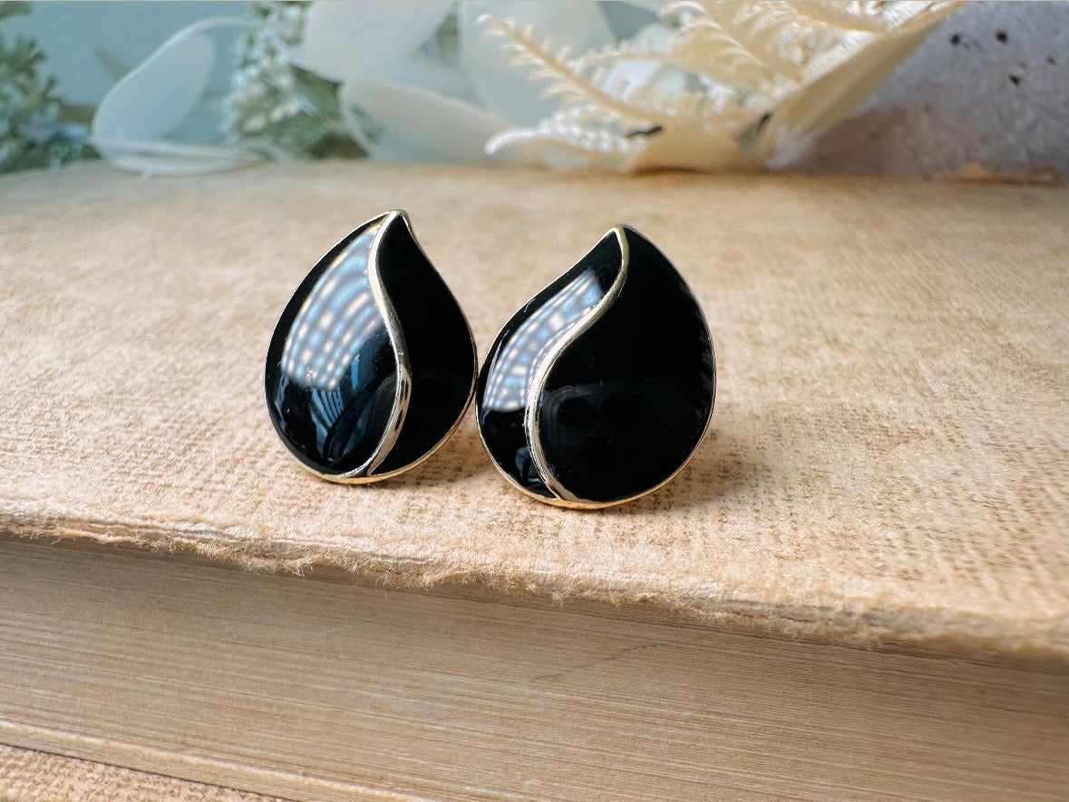 These black vintage teardrop earrings are an awesome pair of classic everyday earrings. Beautiful glossy black enamel with a gold curved stripe up the middle, these dainty teardrops are destined to become a favorite pair. These vintage post earrings are simple and elegant. Pierced style- in excellent vintage condition 1980s, please see pics.