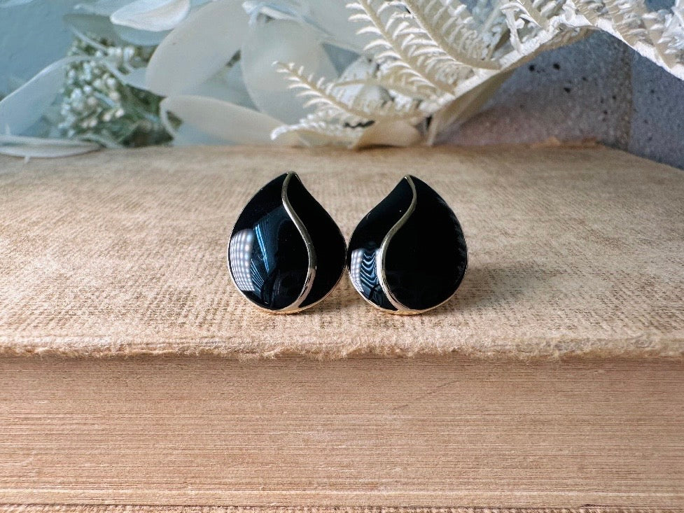 These black vintage teardrop earrings are an awesome pair of classic everyday earrings. Beautiful glossy black enamel with a gold curved stripe up the middle, these dainty teardrops are destined to become a favorite pair. These vintage post earrings are simple and elegant. Pierced style- in excellent vintage condition 1980s, please see pics.