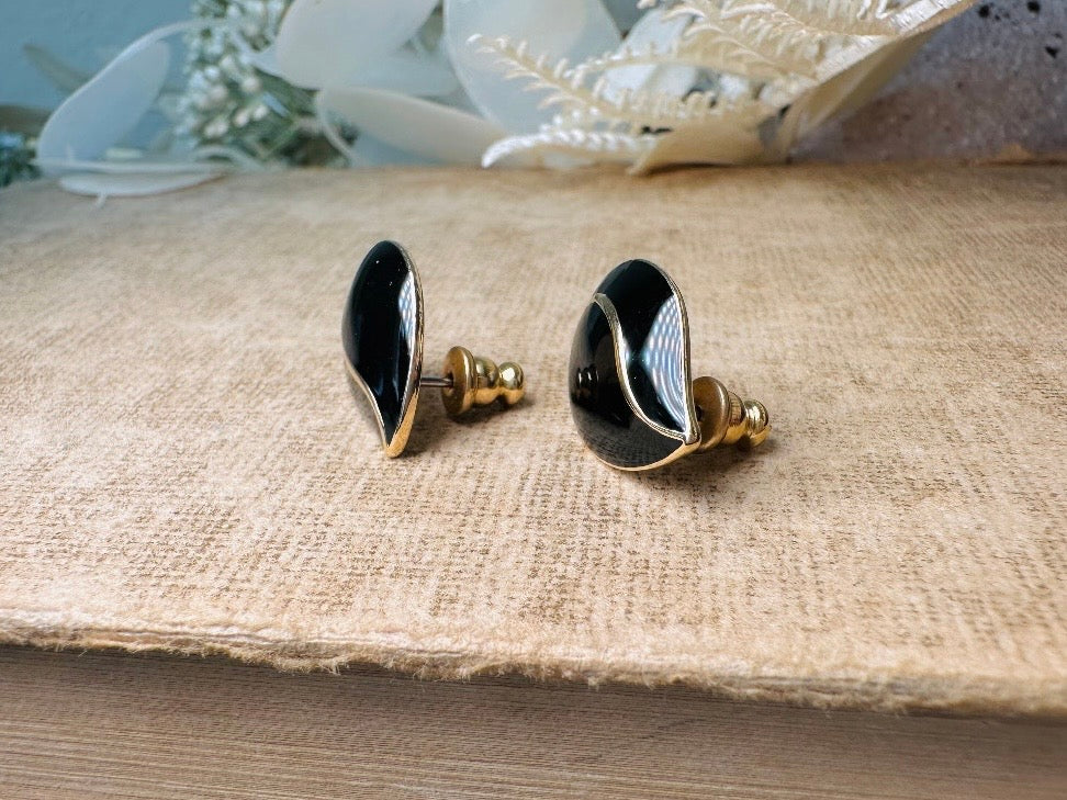 These black vintage teardrop earrings are an awesome pair of classic everyday earrings. Beautiful glossy black enamel with a gold curved stripe up the middle, these dainty teardrops are destined to become a favorite pair. These vintage post earrings are simple and elegant. Pierced style- in excellent vintage condition 1980s, please see pics.