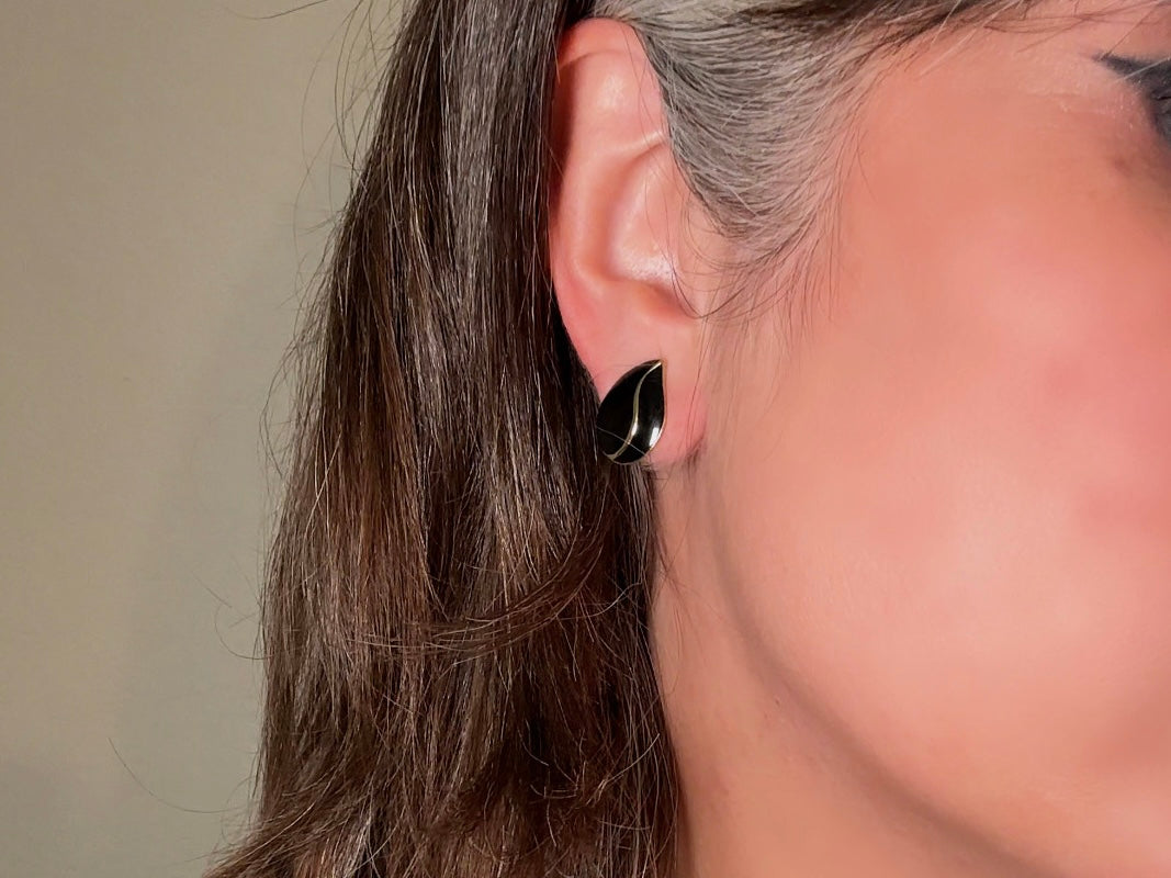 These black vintage teardrop earrings are an awesome pair of classic everyday earrings. Beautiful glossy black enamel with a gold curved stripe up the middle, these dainty teardrops are destined to become a favorite pair. These vintage post earrings are simple and elegant. Pierced style- in excellent vintage condition 1980s, please see pics.