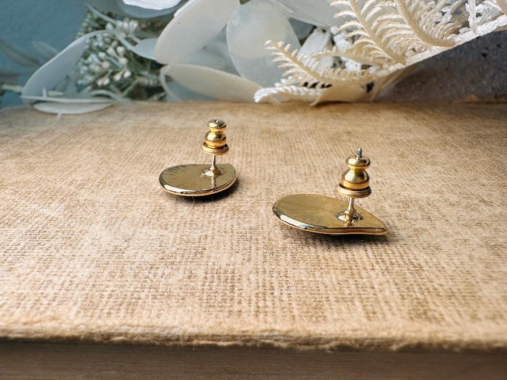 These black vintage teardrop earrings are an awesome pair of classic everyday earrings. Beautiful glossy black enamel with a gold curved stripe up the middle, these dainty teardrops are destined to become a favorite pair. These vintage post earrings are simple and elegant. Pierced style- in excellent vintage condition 1980s, please see pics.