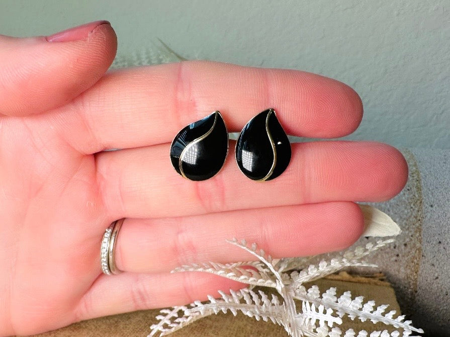 These black vintage teardrop earrings are an awesome pair of classic everyday earrings. Beautiful glossy black enamel with a gold curved stripe up the middle, these dainty teardrops are destined to become a favorite pair. These vintage post earrings are simple and elegant. Pierced style- in excellent vintage condition 1980s, please see pics.