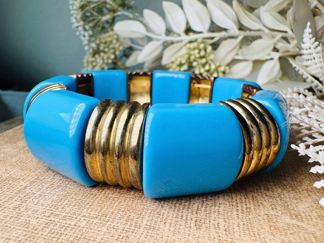 This vintage bright blue and bronzed gold chunky stretch bracelet is a fun blast from the past. This colorful geometric bracelet is full of contrast. An awesome pop of color for everyday wear, or pair it with others for the ultimate bracelet stack. In great vintage condition- please see all pics.
Dimensions: band is 1" wide. stretch style will fit most.