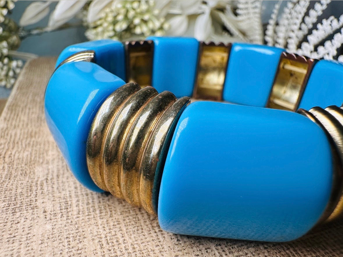 This vintage bright blue and bronzed gold chunky stretch bracelet is a fun blast from the past. This colorful geometric bracelet is full of contrast. An awesome pop of color for everyday wear, or pair it with others for the ultimate bracelet stack. In great vintage condition- please see all pics.
Dimensions: band is 1" wide. stretch style will fit most.
