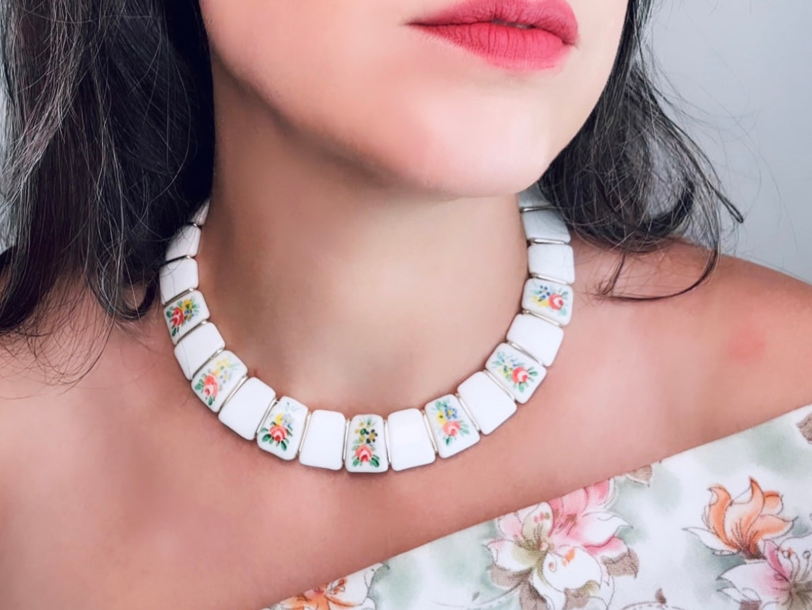 Vintage Milk Glass Choker Necklace, Gorgeous 1950s West German Hand Painted Flower Choker, White Vintage Necklace, Beautiful Bridal Choker
