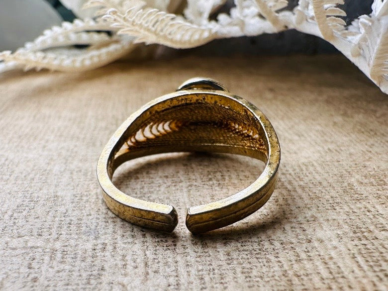 Vintage Green Stone Ring, Simple Stone Ring, Oval Jade Ring with Ornate Filigree Detail, Stacking Ring, Jade Green and Gold Classic Ring