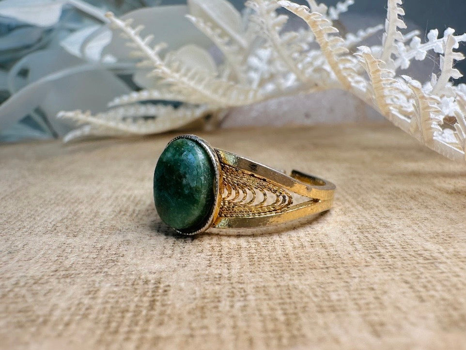 Vintage Green Stone Ring, Simple Stone Ring, Oval Jade Ring with Ornate Filigree Detail, Stacking Ring, Jade Green and Gold Classic Ring