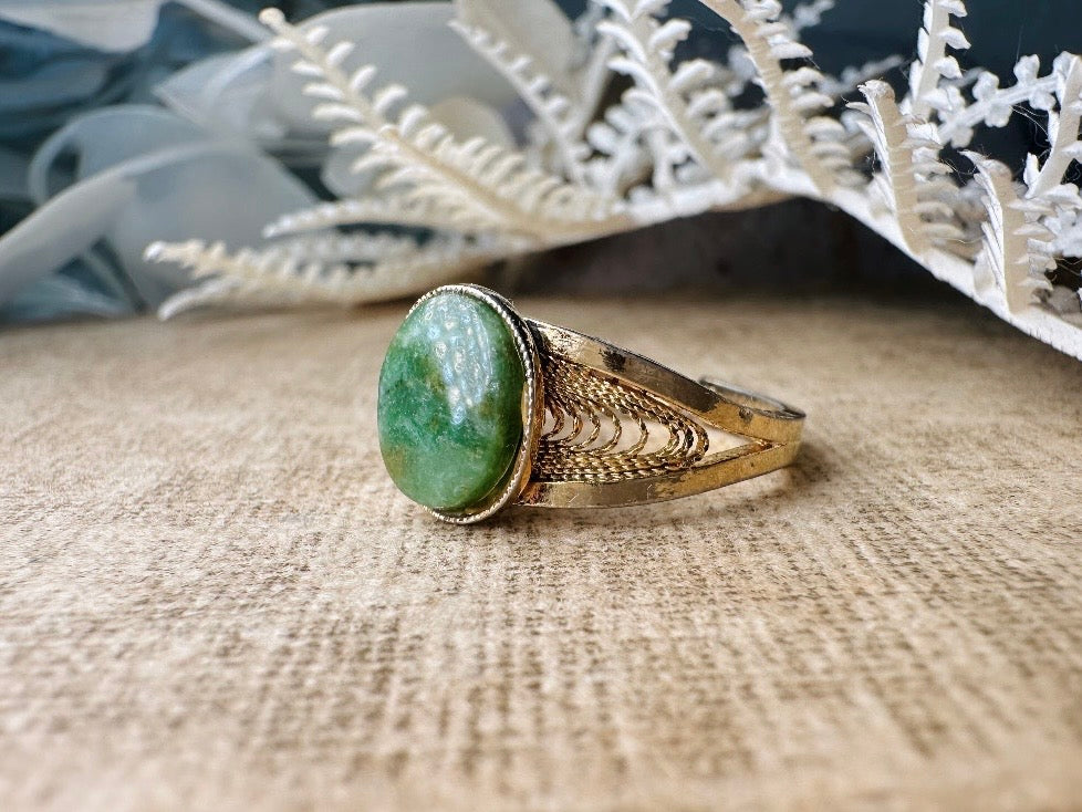 Vintage Green Stone Ring, Simple Stone Ring, Oval Jade Ring with Ornate Filigree Detail, Stacking Ring, Jade Green and Gold Classic Ring