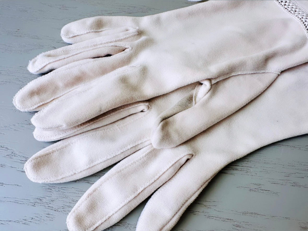 Cream Vintage Day Gloves w Embroidered Trim Original 50s Super Soft Romantic, Evening Gloves, Summer Wedding Party, Ladies Wrist Gloves