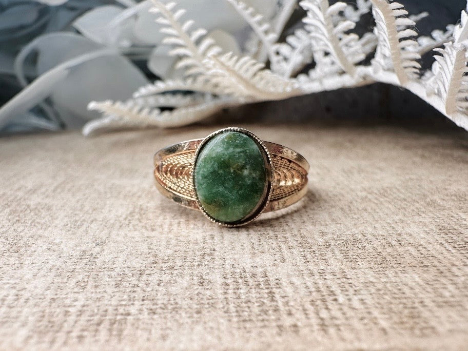 Vintage Green Stone Ring, Simple Stone Ring, Oval Jade Ring with Ornate Filigree Detail, Stacking Ring, Jade Green and Gold Classic Ring