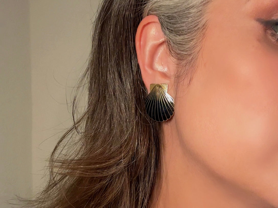 Vintage Black Shell Earrings, Gold Scallop Shaped Cloisonné Earrings, Black Enamel 80's Clip On Earrings, Whimsical Beach Summer Jewelry