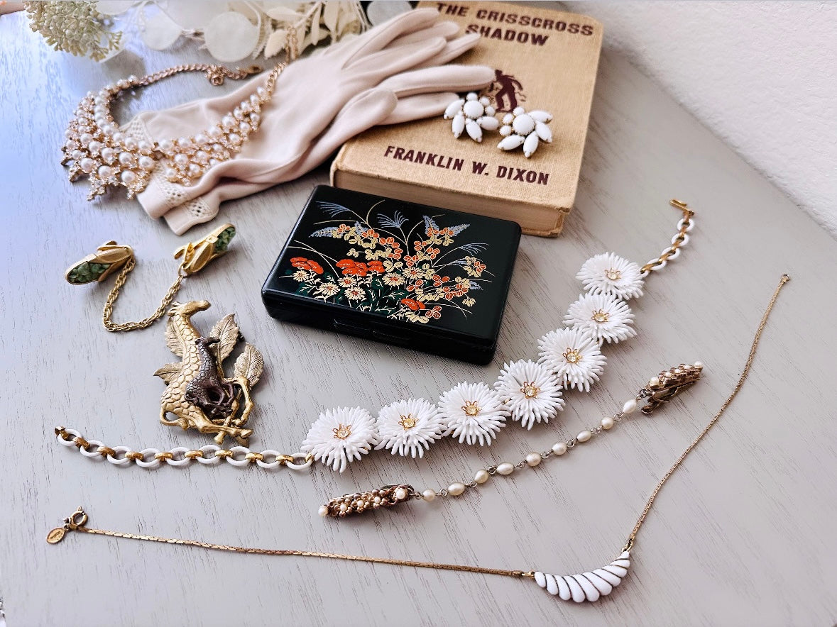 Giraffe Brooch Pin, Vintage Mother and Baby Giraffe Pin, Dimensional Zoo Broach, Tri-Tone Antique Bronze Giraffe Pin with Hammered Leaves