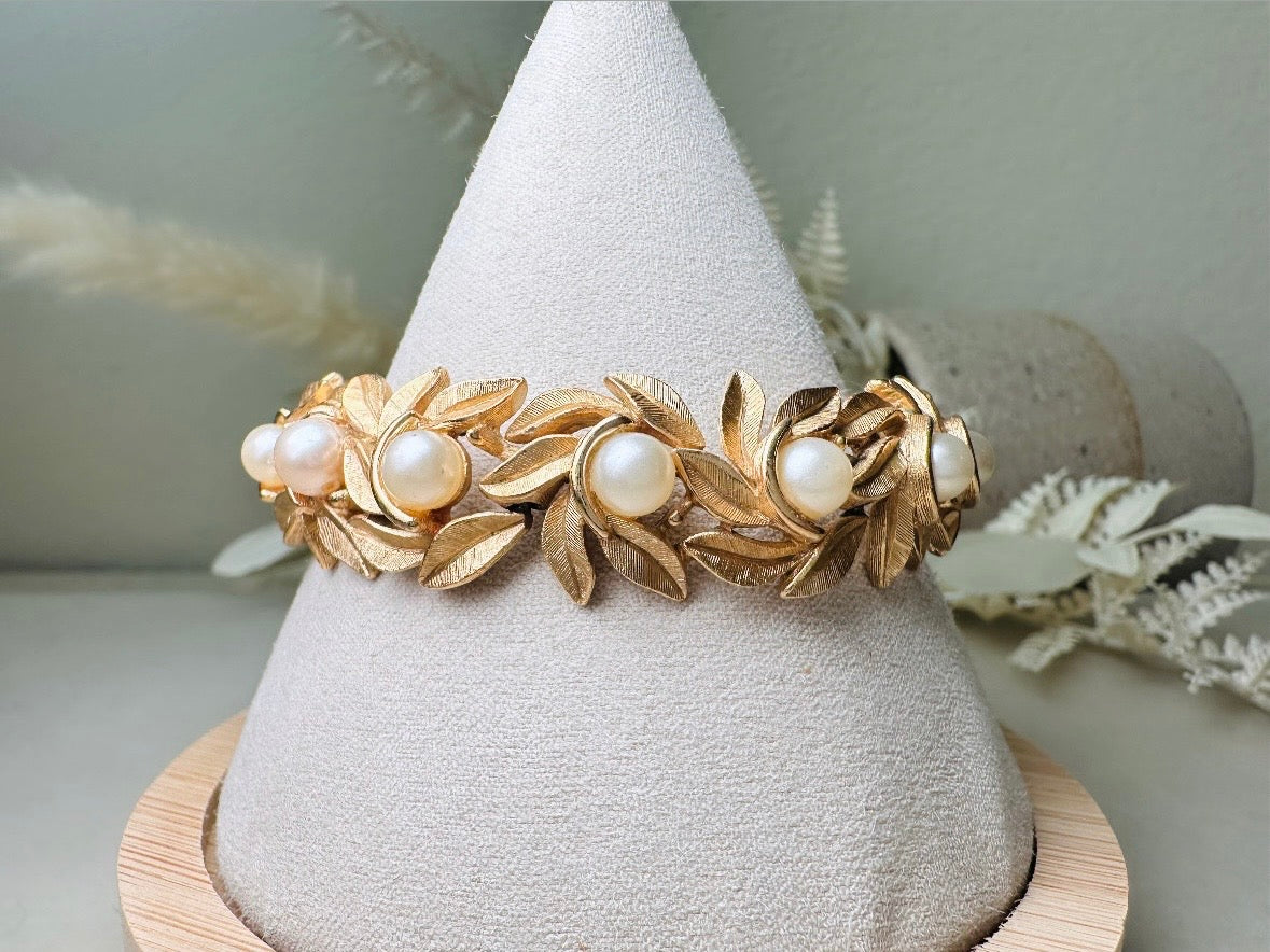 Gold Leaf Bracelet with Cream Pearls, Vintage 60s Romantic Floral Chain Bracelet with Textured Brushed Gold Articulated Links