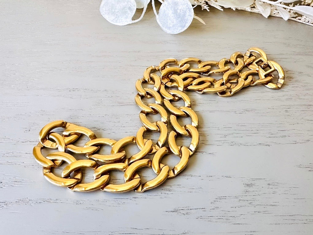 This 1980s Monet necklace is a classic vintage gold chain necklace that you can style endlessly. This vintage designer necklace is by Monet; a vintage jewelry company renowned and well loved for beautiful designs that have stood the test of time.